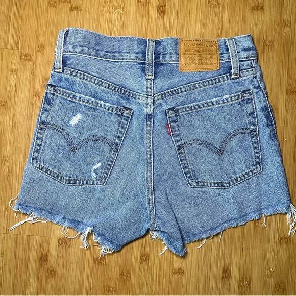 Levi’s Medium Wash Wedgie Distressed Denim Jean Shorts - Picture 12 of 13